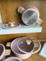 ⁦طقم طناجر جرانيت مع أغطية زجاج ومقابض خشبية⁩ - الصورة ⁦3⁩