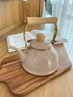 ابريق شاي مطلية بالمينا مع مقبض خشبي