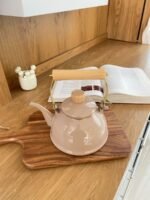 ⁦ابريق شاي مطلية بالمينا مع مقبض خشبي⁩ - الصورة ⁦2⁩