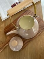 ⁦ابريق شاي مطلية بالمينا مع مقبض خشبي⁩ - الصورة ⁦3⁩