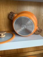 ⁦طقم طناجر جرانيت مع أغطية زجاج ومقابض خشبية⁩ - الصورة ⁦2⁩