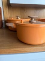 ⁦طقم طناجر جرانيت مع أغطية زجاج ومقابض خشبية⁩ - الصورة ⁦3⁩