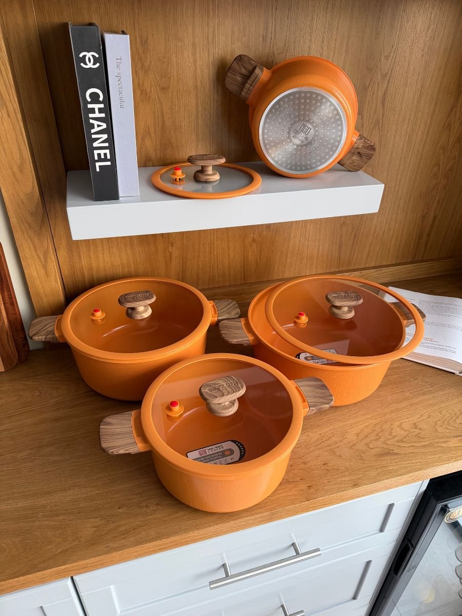 26 طقم طناجر جرانيت مع أغطية زجاج ومقابض خشبية - الصورة 1