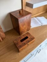 طقم سلة خشبية مع علبة مناديل مزخرفة