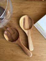 ⁦طقم ملاعق تقديم خشبية للسلطة (قطعتان)⁩ - الصورة ⁦2⁩