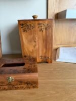 ⁦طقم سلة خشبية مع علبة مناديل مزخرفة⁩ - الصورة ⁦2⁩