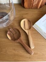 ⁦طقم ملاعق تقديم خشبية للسلطة (قطعتان)⁩ - الصورة ⁦3⁩