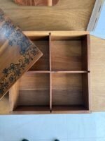 ⁦علبة خشبية متعددة الأقسام مع غطاء مزخرف⁩ - الصورة ⁦2⁩