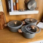 طقم طناجر جرانيت مع أغطية زجاج ومقابض خشبية