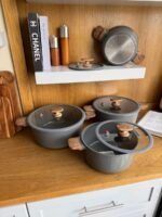 طقم طناجر جرانيت مع أغطية زجاج ومقابض خشبية