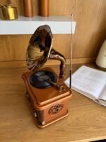 ⁦راديو محمول بتصميم كلاسيكي مع بوق قابل للإزالة⁩ - الصورة ⁦2⁩