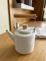 ابريق  شاي مطلية بالمينا سعة مع مقبض خشبي