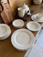 طقم سفرة بورسلان مزخرف – 26 قطعة