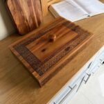 علبة خشبية مستطيلة متعددة الأقسام مع غطاء مزخرف