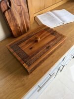 علبة خشبية مستطيلة متعددة الأقسام مع غطاء مزخرف