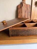 ⁦علبة خشبية مستطيلة متعددة الأقسام مع غطاء مزخرف⁩ - الصورة ⁦2⁩