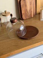 ⁦طبق تقديم مع غطاء زجاجي وقاعدة خشبية صغير⁩ - الصورة ⁦3⁩