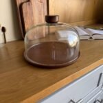 طبق تقديم كبير مع غطاء زجاجي وقاعدة خشبية