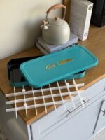 ⁦(مناسبة للفرن) صينية حلويات مستطيلة مع غطاء وشبك تقطيع⁩ - الصورة ⁦4⁩