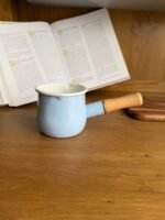 غلاي مطلي بالمينا مع مقبض خشبي