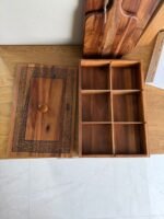 ⁦علبة خشبية مستطيلة متعددة الأقسام مع غطاء مزخرف⁩ - الصورة ⁦3⁩