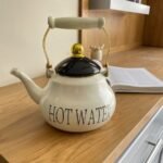 ابريق شاي مطلية بالمينا