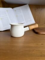 غلاي مطلي بالمينا مع مقبض خشبي