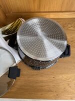 ⁦قدر طبخ جرانيت مع غطاء زجاج – 28 سم⁩ - الصورة ⁦4⁩