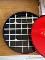 ⁦(مناسبة للفرن) صينية حلويات دائرية مع غطاء وشبك تقطيع⁩ - الصورة ⁦3⁩