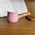 غلاي مطلي بالمينا مع مقبض خشبي