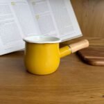 غلاي مطلي بالمينا مع مقبض خشبي