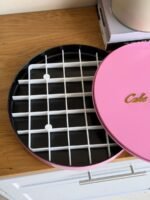 ⁦(مناسبة للفرن) صينية حلويات دائرية مع غطاء وشبك تقطيع⁩ - الصورة ⁦3⁩