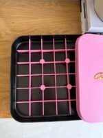 ⁦(مناسبة للفرن) صينية حلويات مربعة مع غطاء وشبك تقطيع⁩ - الصورة ⁦3⁩