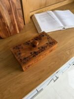 علبة خشبية صغيرة مقسمة مع غطاء مزخرف