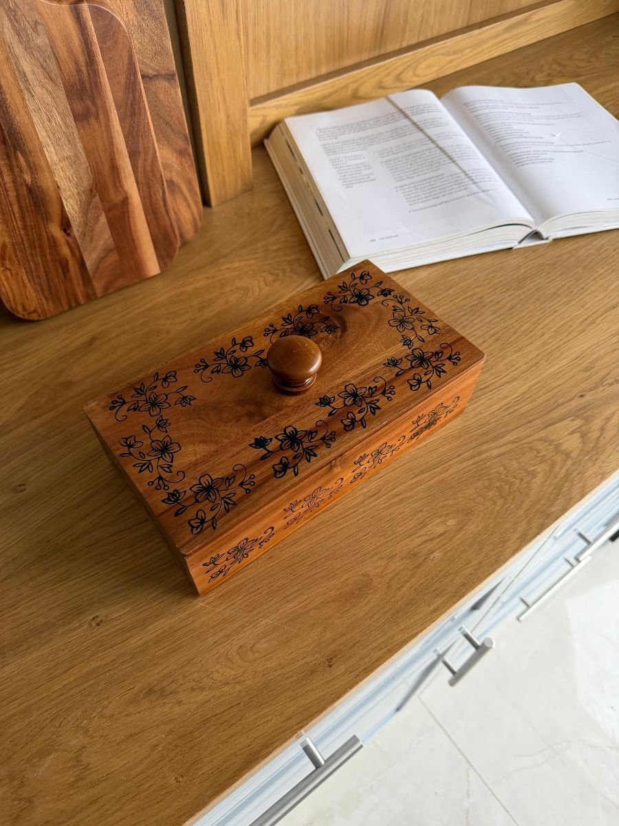 9 علبة خشبية صغيرة مقسمة مع غطاء مزخرف - الصورة 1