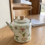 ابريق  شاي مطلية بالمينا سعة بنقشة زهور مع مقبض خشبي