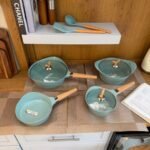 طقم قدور ومقالي ألمنيوم مصبوب مانع للالتصاق مع مقابض قابلة للإزالة