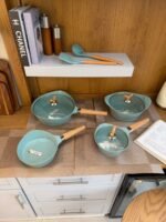 طقم قدور ومقالي ألمنيوم مصبوب مانع للالتصاق مع مقابض قابلة للإزالة