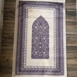 سجادة مزخرفة بنفسجي