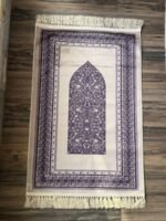 سجادة مزخرفة بنفسجي
