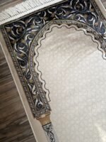 ⁦سجادة مزخرفة اسود وبيج⁩ - الصورة ⁦2⁩