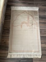 سجادة مزخرفة بيج