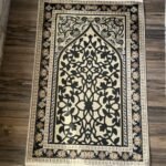 سجادة مزخرفة اسود وذهبي