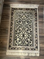 سجادة مزخرفة اسود وذهبي