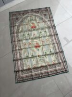 ⁦سجادة صلاة مزخرفة مع حقيبة (جزدان خمري)⁩ - الصورة ⁦2⁩