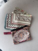 ⁦سجادة صلاة مزخرفة مع حقيبة (جزدان خمري)⁩ - الصورة ⁦3⁩