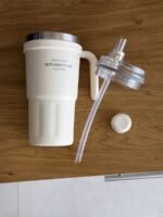 Insulated Travel Mug with Handle & Straw – 600 ml - Image 3