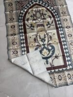 ⁦سجادة صلاة مزخرفة مع حقيبة (جزدان كحلي)⁩ - الصورة ⁦2⁩