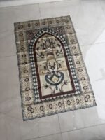 ⁦سجادة صلاة مزخرفة مع حقيبة (جزدان كحلي)⁩ - الصورة ⁦3⁩