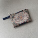 سجادة صلاة مزخرفة مع حقيبة (جزدان كحلي)